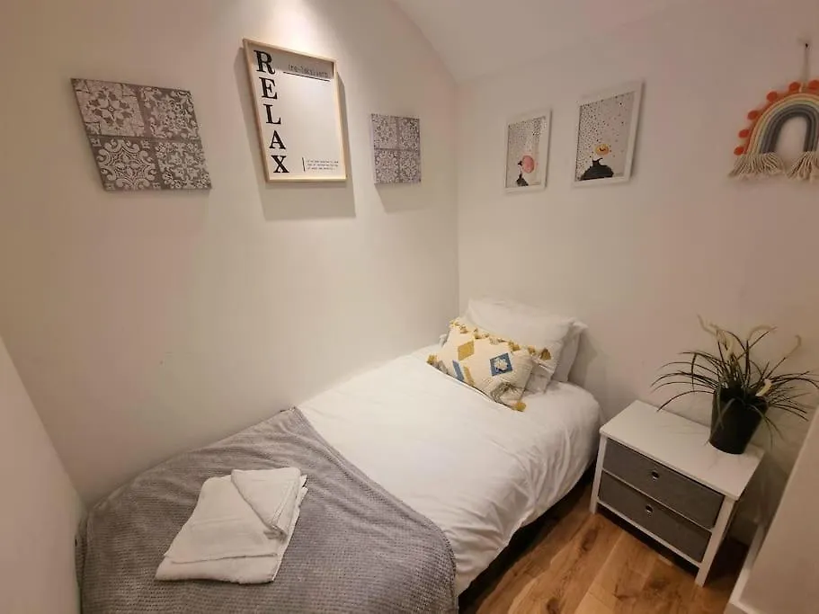 Large Duplex Flat At London Bridge Apartment 0*,  United Kingdom