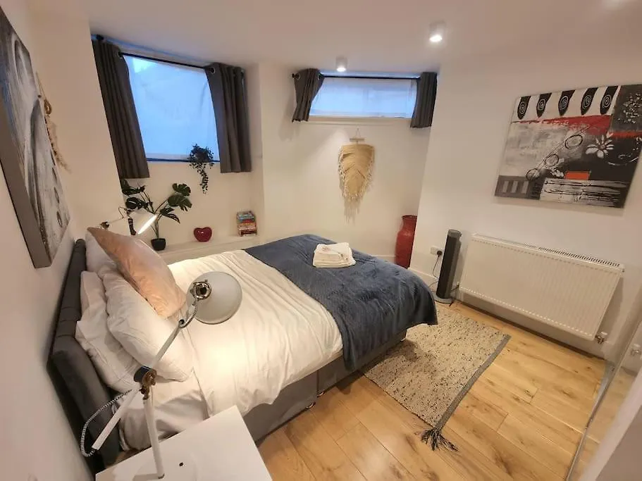 Large Duplex Flat At London Bridge Apartment 0*,