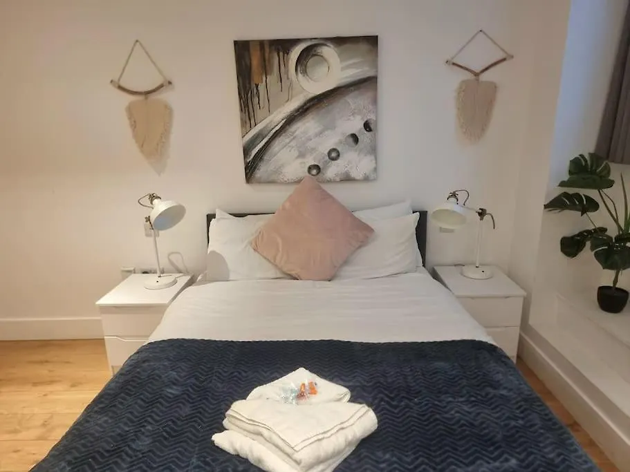 Large Duplex Flat At London Bridge Apartment 0*,